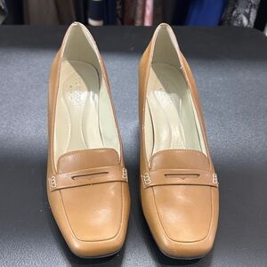 Covington Chelsey Classic Tan slip on Loafers for Women size 9